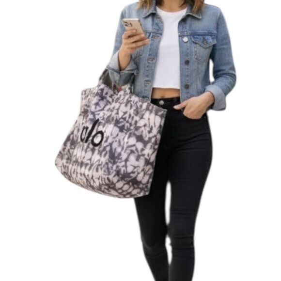 Alo Yoga Large Tote Bag Womens One Size Gray Tie Dye Logo Beach Gym Shopping - Picture 10 of 12